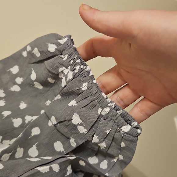 Gray and White Polka Dot V Neck BlouSe. In EUC - Picture 3 of 4